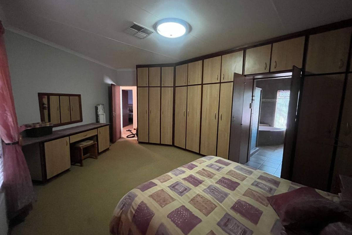 Beautiful Low-Maintenance Family Home in Sought-After Keidebees - Photo 3