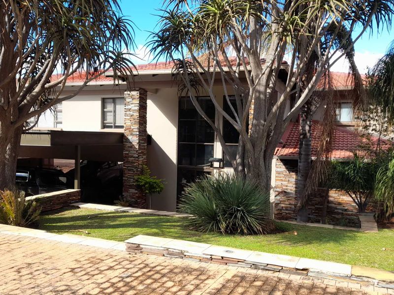 Luxury Awaits: Birdwood Estate with Separate Flatlet - Photo 2