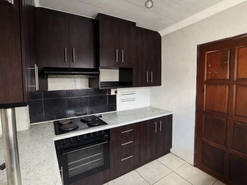 Three bedrooms house for sale in Soshanguve V V East Ext 4 - Photo 4