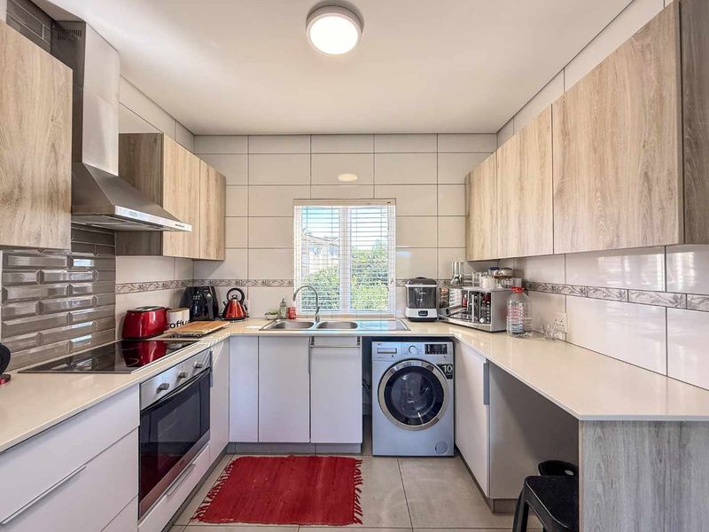 Spacious Apartment in Manor Estate - Photo 8