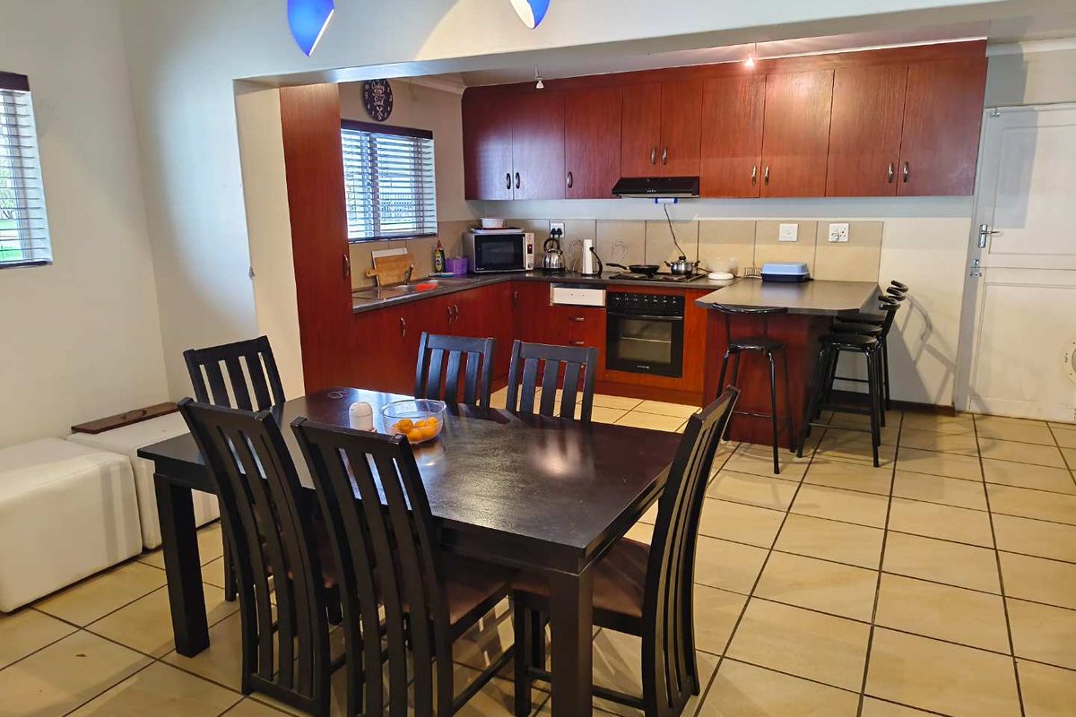 Charming 3-Bedroom Family Home in Stone River Valley Estate Paarl - Photo 2