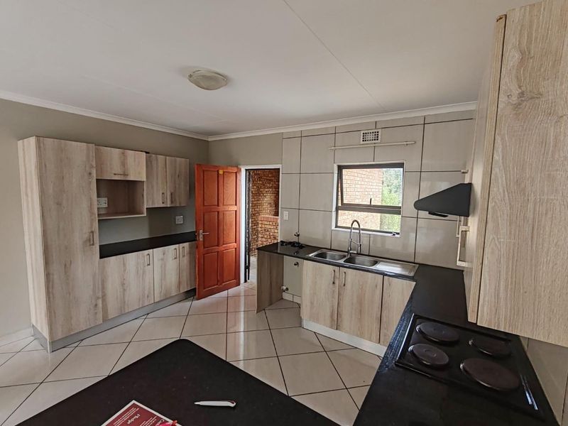 Modern Upbeat Townhouse - Photo 4