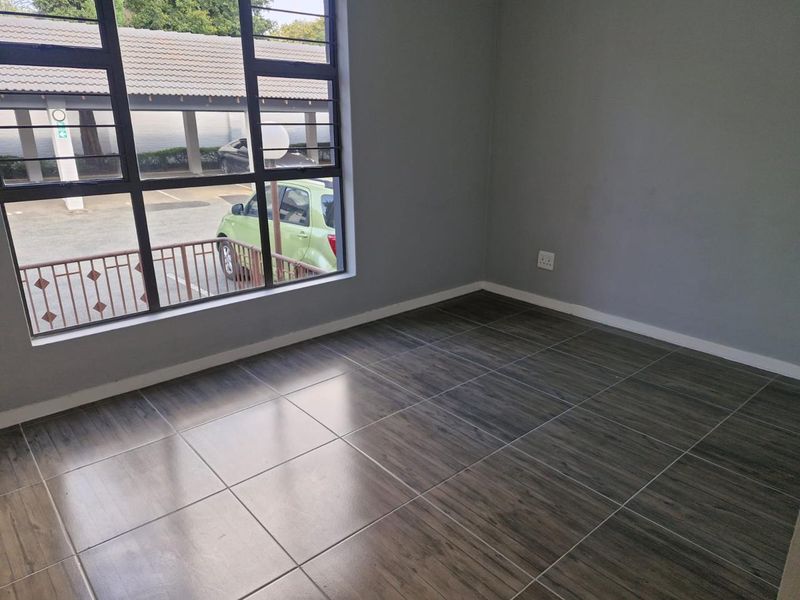 Two Bedroom Apartment in secure complex - Photo 8