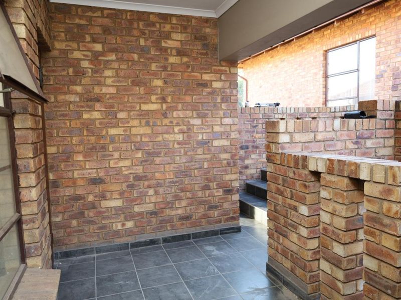 Two bedroom apartment in Germiston - Photo 2