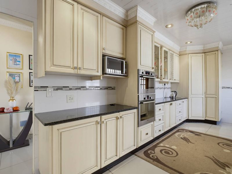 Family Home with Breathtaking Glenvista Views - Photo 4
