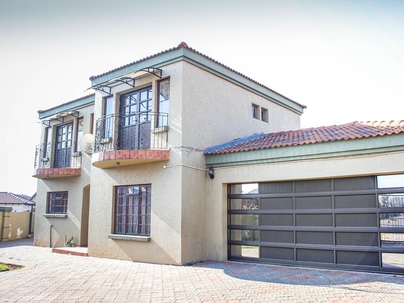 Unlock the Potential: Transform This Spacious Mineralia Gem into Your Dream Home! - Photo 1
