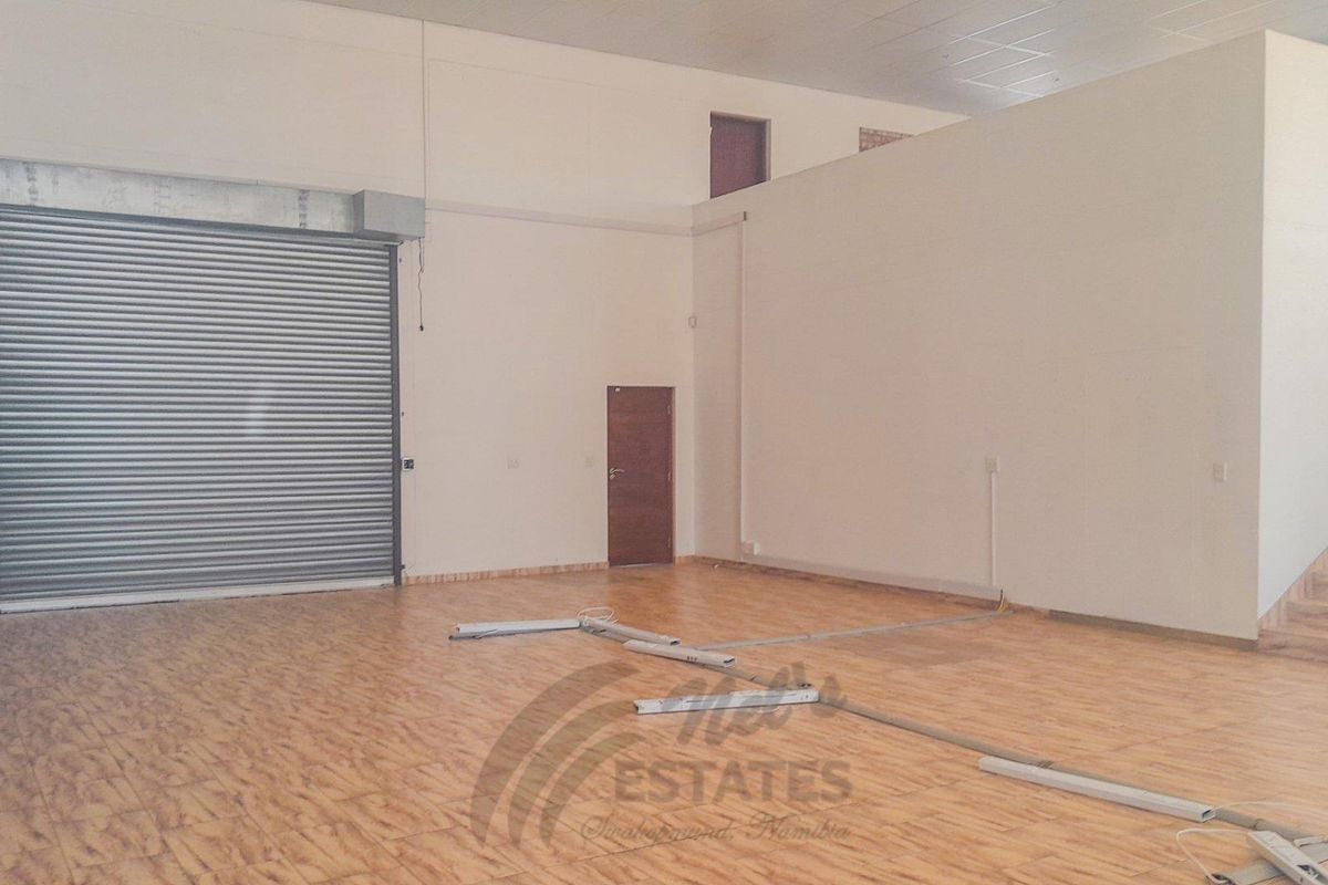 Corner warehouse with offices for sale in Industrial Area - Photo 3