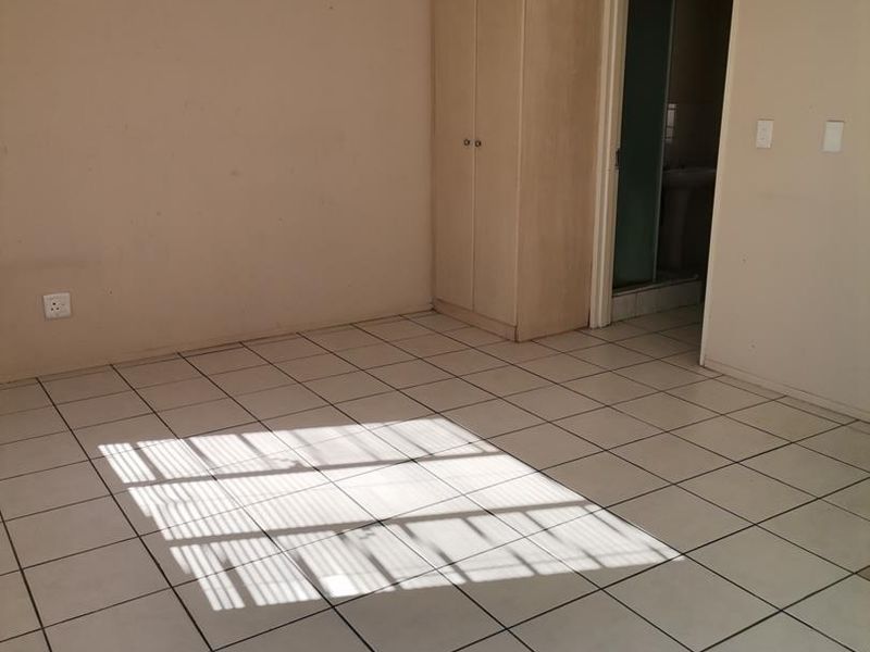 Bachelor Apartment for Sale in ParkView Apartments Boksburg - Photo 5