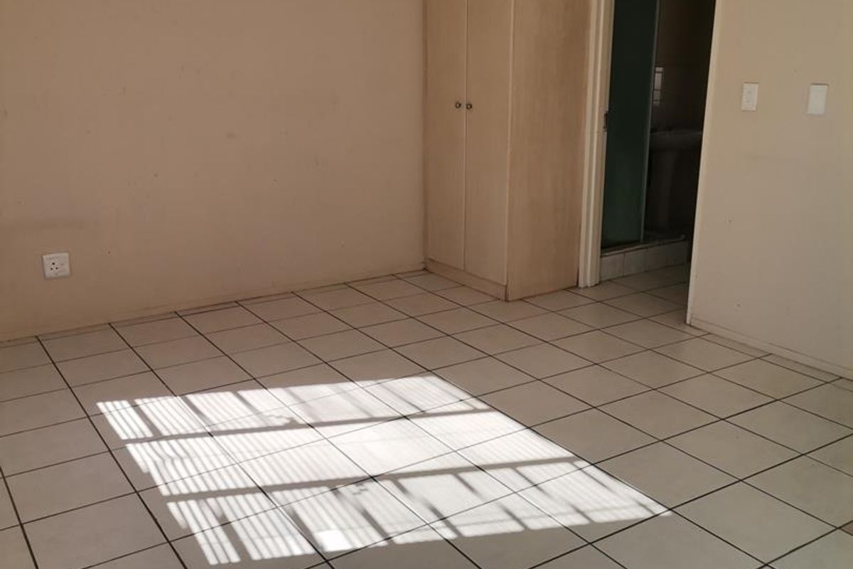 Bachelor Apartment for Sale in ParkView Apartments Boksburg - Photo 5