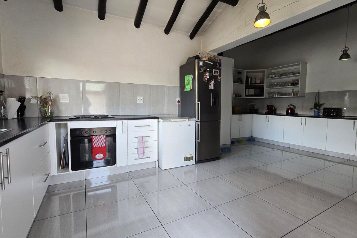 4 Bedroom House for sale in Verwoerdpark - Photo 4