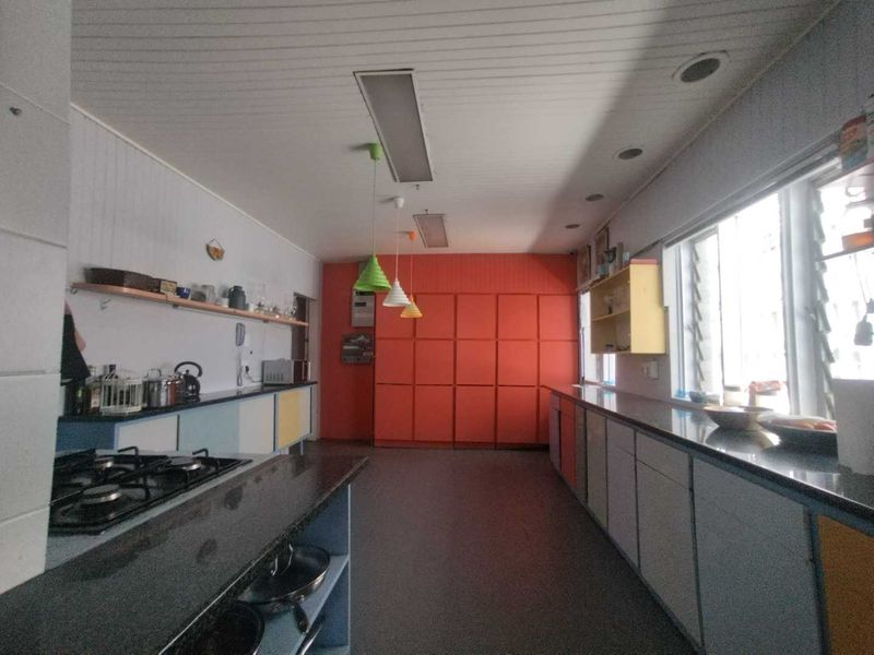 *Stunning 3 Bedroom Haven with Expansive Spaces* - Photo 5