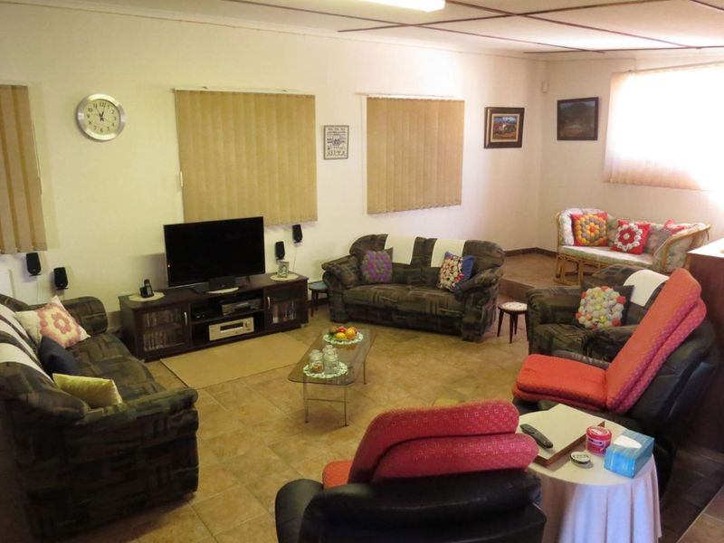 This impressive 3 bedroom family home of 391m2 is for sale in central Okahandja!! - Photo 9