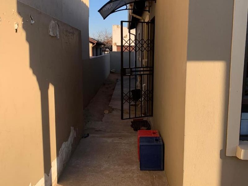 Modern 3-Bedroom Home for Sale Near Schools, Shopping Centres & N3 Highway – Stylish Living with 2 Bathrooms - Photo 5