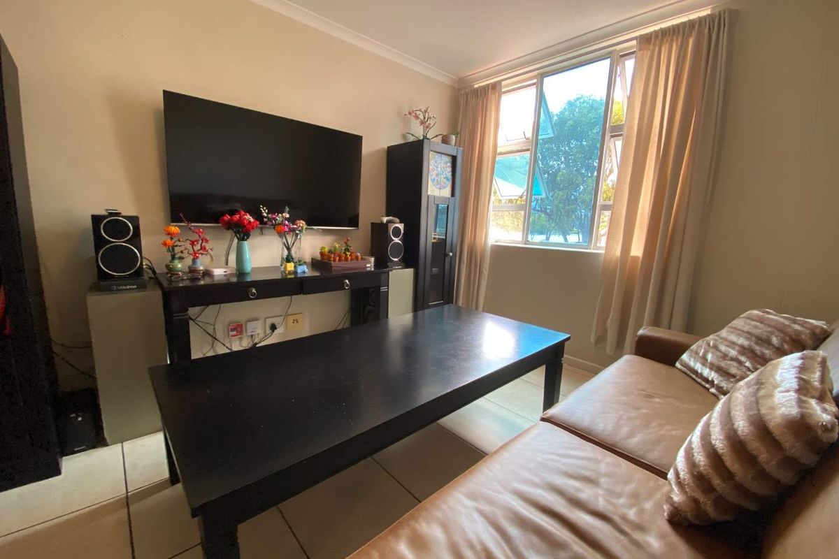 Sunny North Facing Apartment with Mountain Views - Photo 4