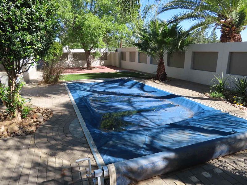 Lovely family home in quiet street with garden and pool - Photo 2