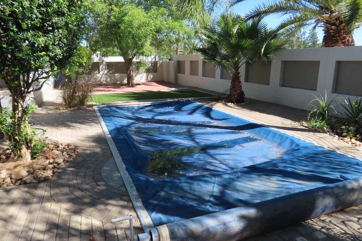 Lovely family home in quiet street with garden and pool - Photo 2