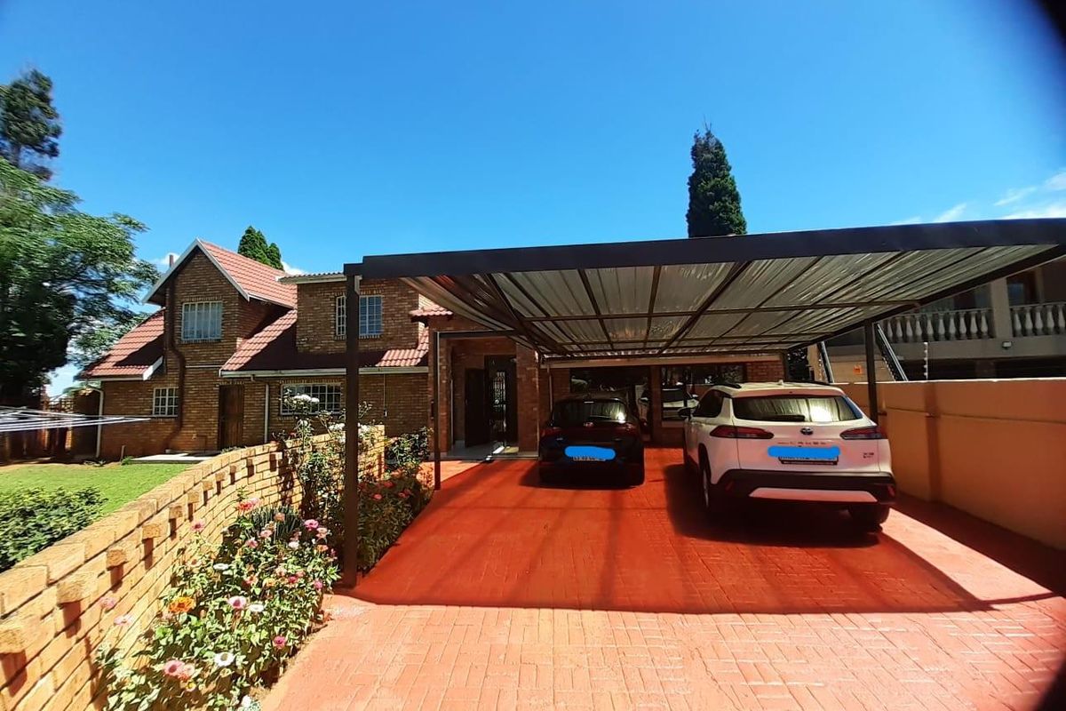 Beautiful quality modern finishes throughout this lovely home - Photo 5