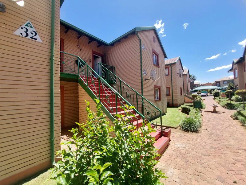 BARGAIN BUY  ! IDEAL FOR SINGLES/ A COUPLE or SMALL FAMILY! 64m2 2 Bedroom Townhouse in Alberton - Photo 5