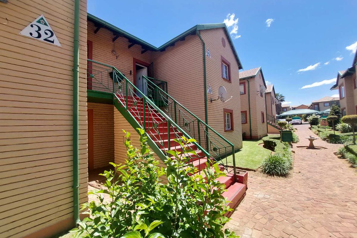 BARGAIN BUY  ! IDEAL FOR SINGLES/ A COUPLE or SMALL FAMILY! 64m2 2 Bedroom Townhouse in Alberton - Photo 5