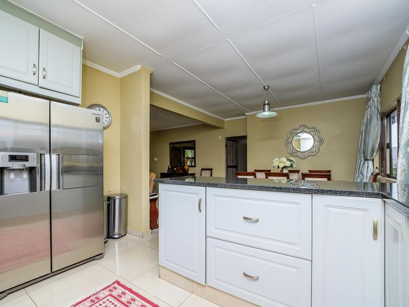 HENDRA - MUCH LOVED FAMILY HOME ON DEAD FLAT LAND WITH 2 BEDROOM COTTAGE - Photo 9