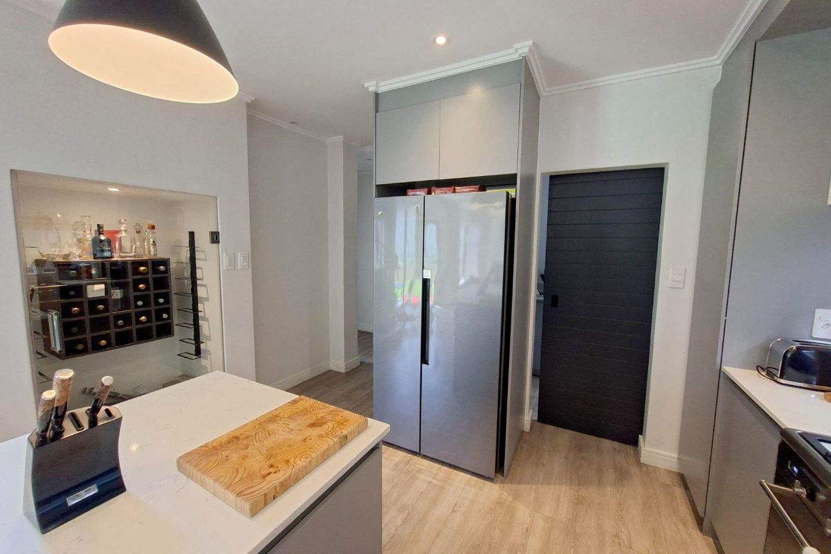 Stunning 3 bedroom, 3.5 bathroom cluster available in Bryanston - Photo 2