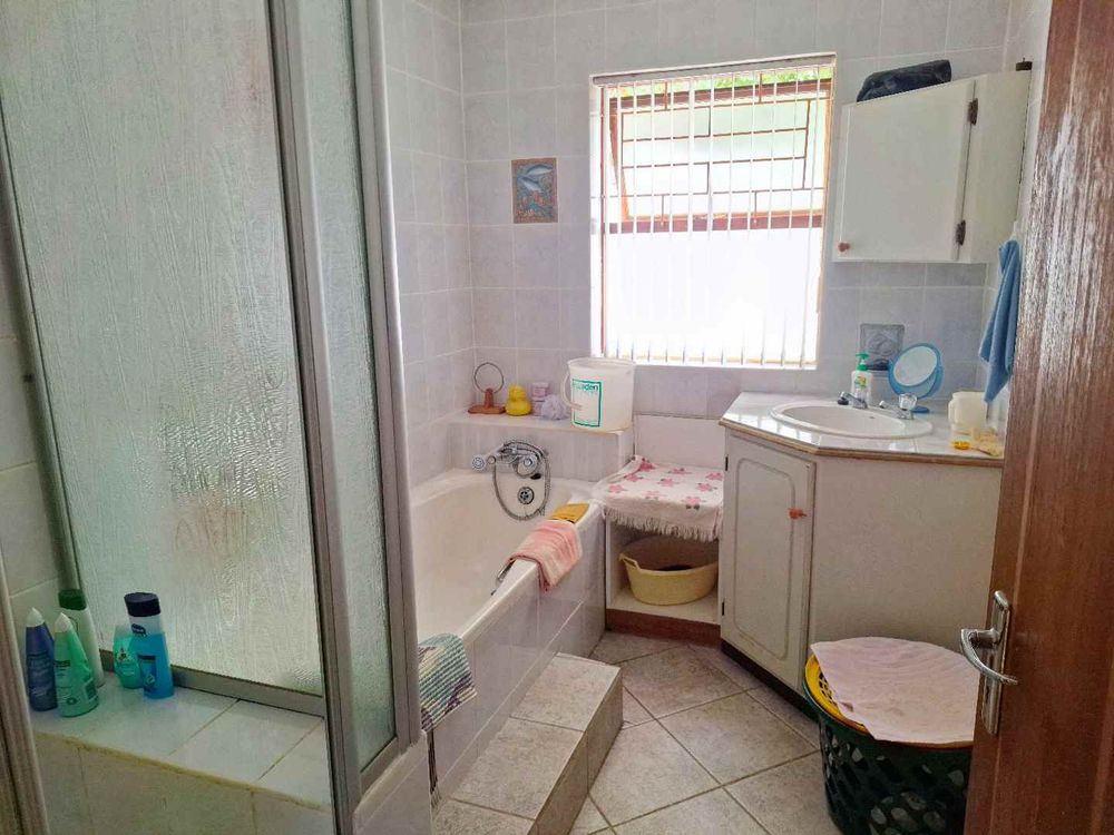 Full family bathroom in main house