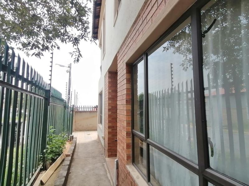 5 Bedroom House for Sale Cosmo City - Photo 8