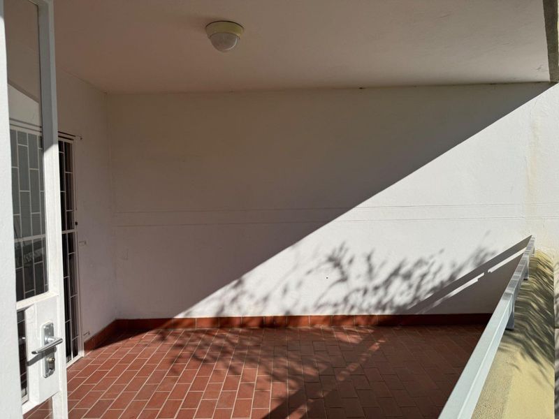 Bright 2-Bed Apartment with Balcony - Photo 9