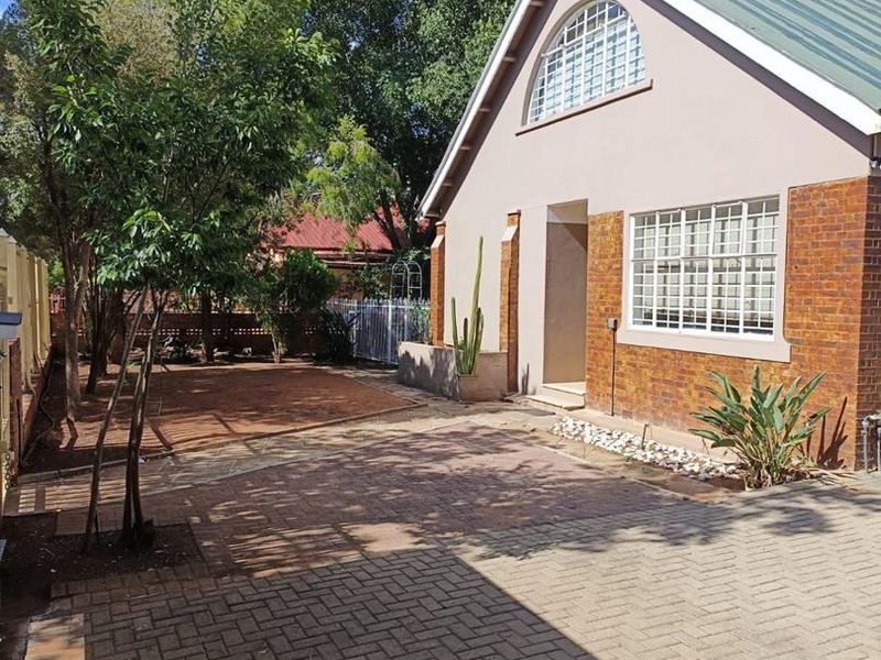 Beautifully renovated double-storey house - Photo 2