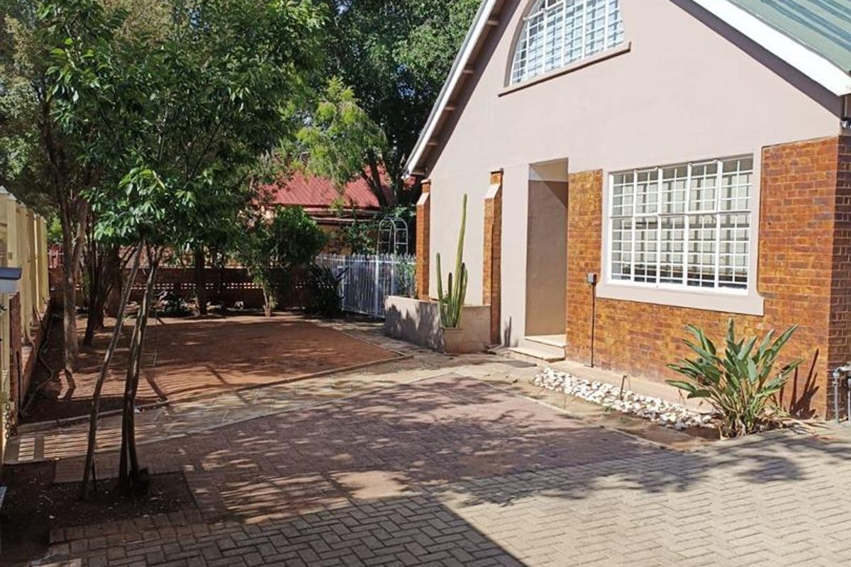 Beautifully renovated double-storey house - Photo 2