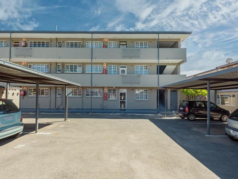 Comfortable Ground-Floor Living with Bright Sunroom - Photo 2