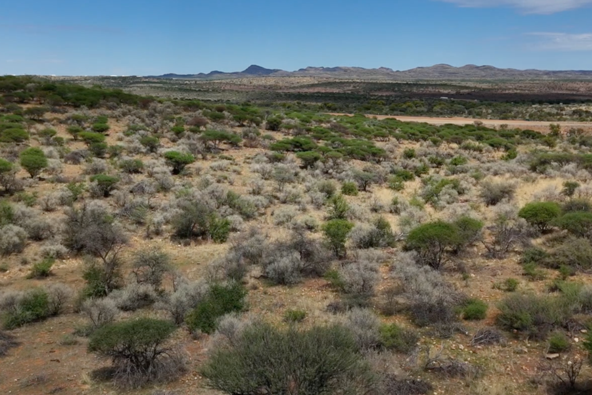 This 560-hectare plot of land is situated in a prime location between the old airport road and the new airport road. - Photo 3
