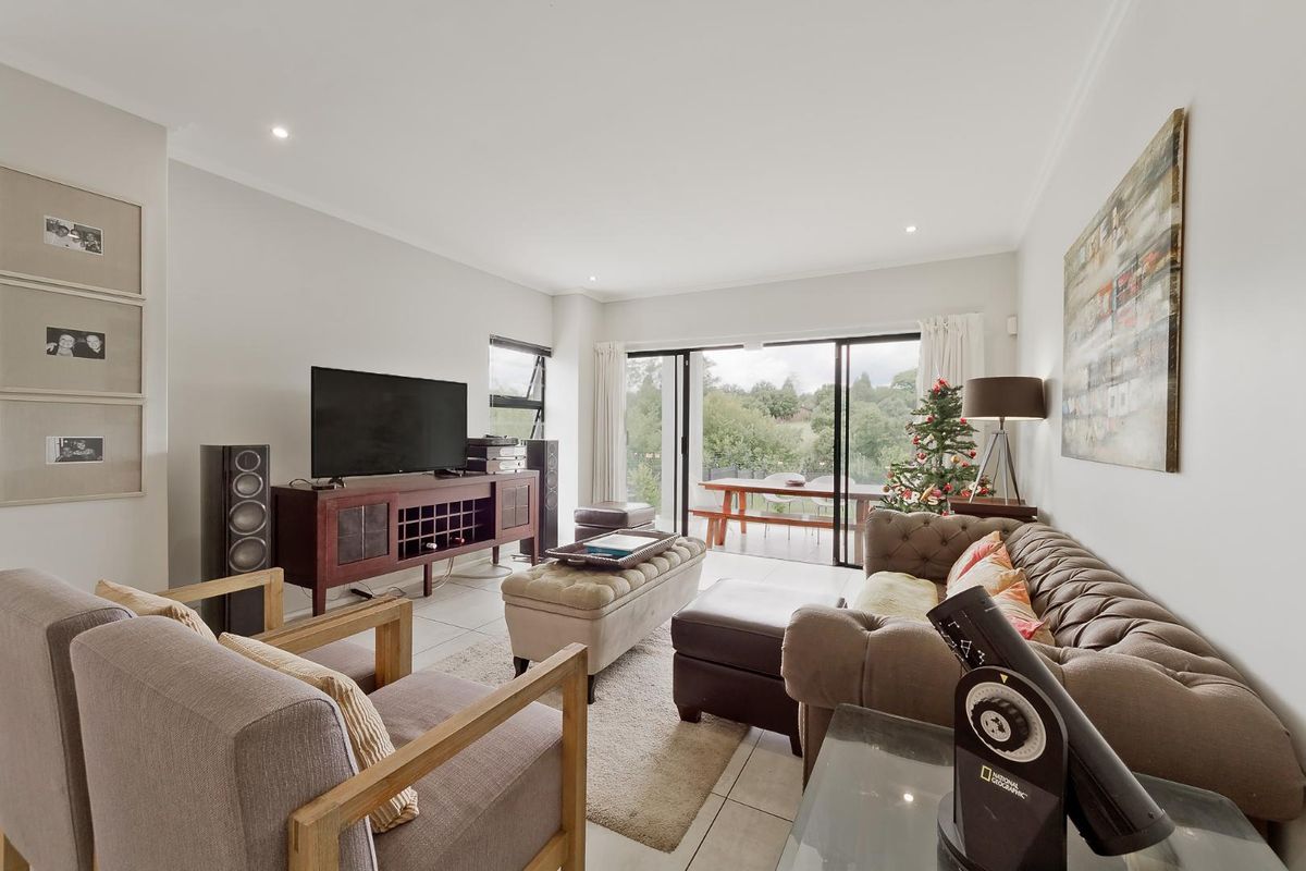 ULTRA-MODERN LIVING WITH BEAUTIFUL FINISHES IN A LOVELY SECURE LOCATION - Photo 5