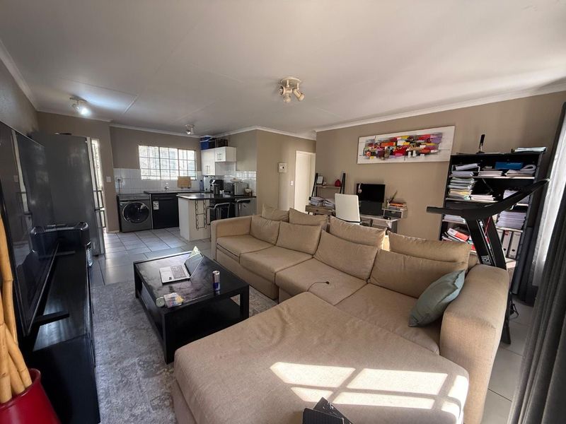 Neat & Spacious First-Floor Stack Unit – Ideal Lock-Up-and-Go Living - Photo 2