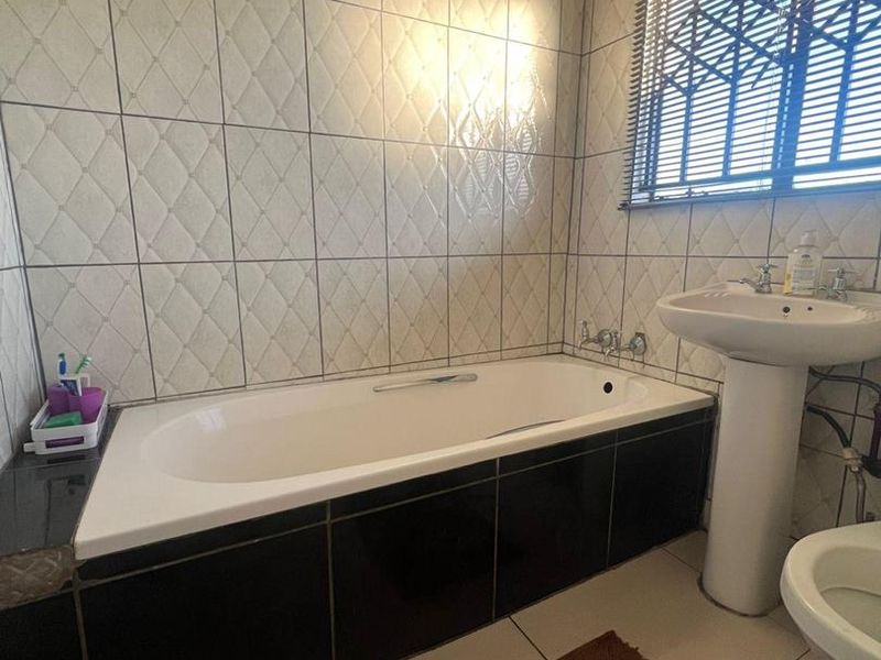 Family Home For Sale in Mamphoko Block k Soshanguve - Photo 8