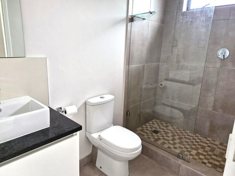 Sunny spacious two bedroom two bathroom first floor apartment - Photo 7