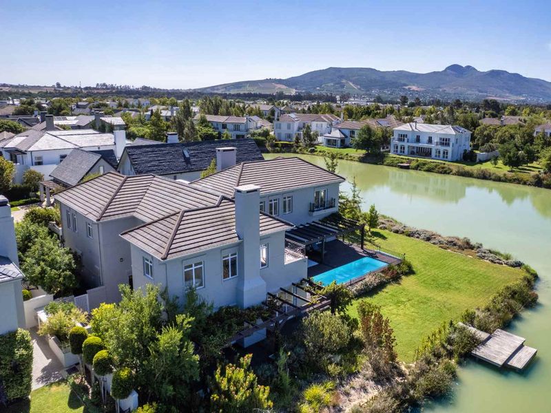 Exquisite Five-Bedroom Lakefront Living on Lake Clement - Photo 2