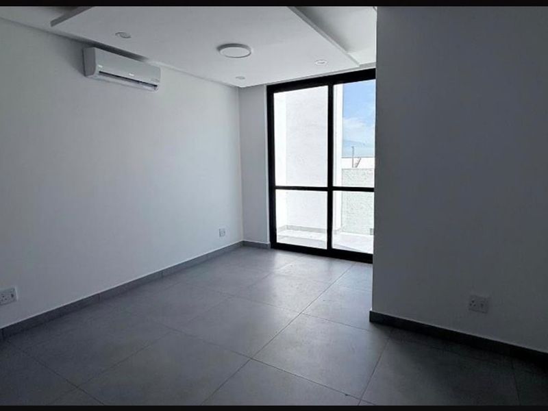 LUXURIOUS 3 BEDROOM PENTHOUSE TO LET IN THE WELL-SOUGHT AFTER AUASBLICK NEIGHBORHOOD - Photo 3