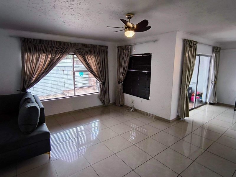 Charming Pet Friendly 3-Bedroom Townhouse for Sale in the Heart of Brackenhurst!!! - Photo 3