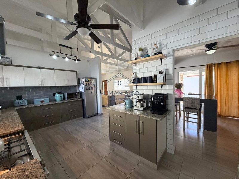 Spacious 4-Bedroom Home with lots of indoor entertainment area features - Photo 6