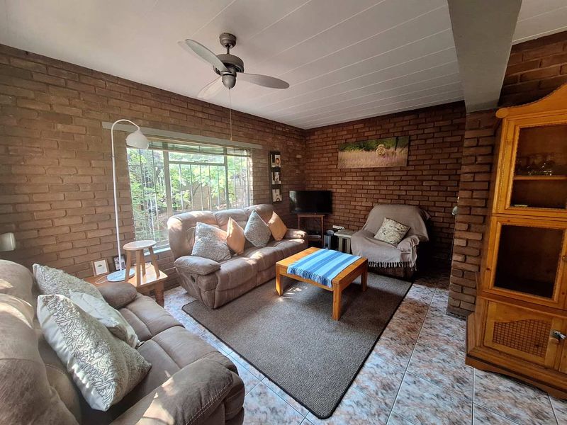 Spacious 4-bed Oasis with Stunning Mountain Views - Photo 9