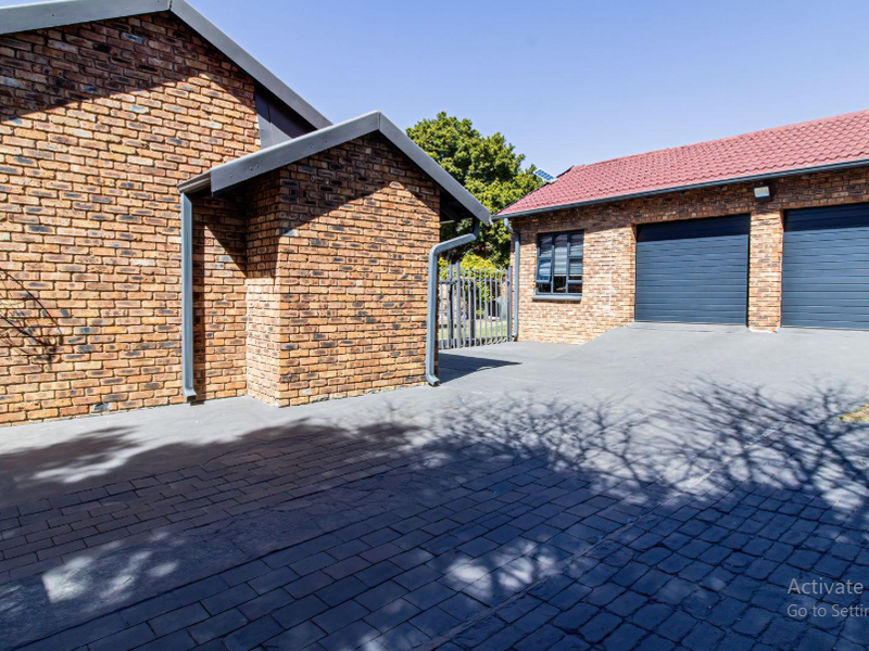 Entertain in Style: Covered Braai with a Pool in This Stunning Home - Photo 8