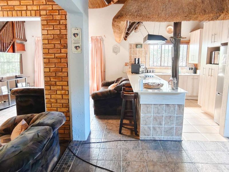 Stunning Tranquil Retreat with Lush Gardens and Modern Comforts - Photo 6