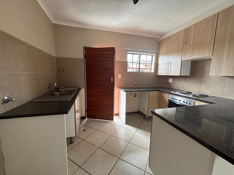 2 Bedroom 1 Bathroom Townhouse For sale in Midrand - Photo 4