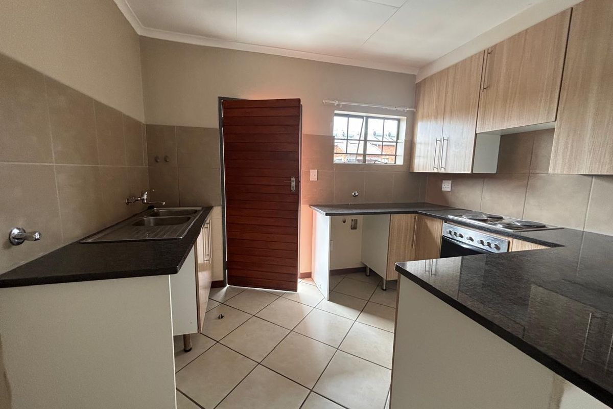 2 Bedroom 1 Bathroom Townhouse For sale in Midrand - Photo 4
