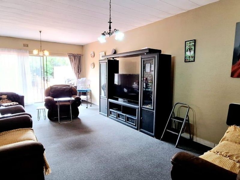 3 Bedroom Unit in South Crest with Spacious Outside Patio & Garden area - Photo 5