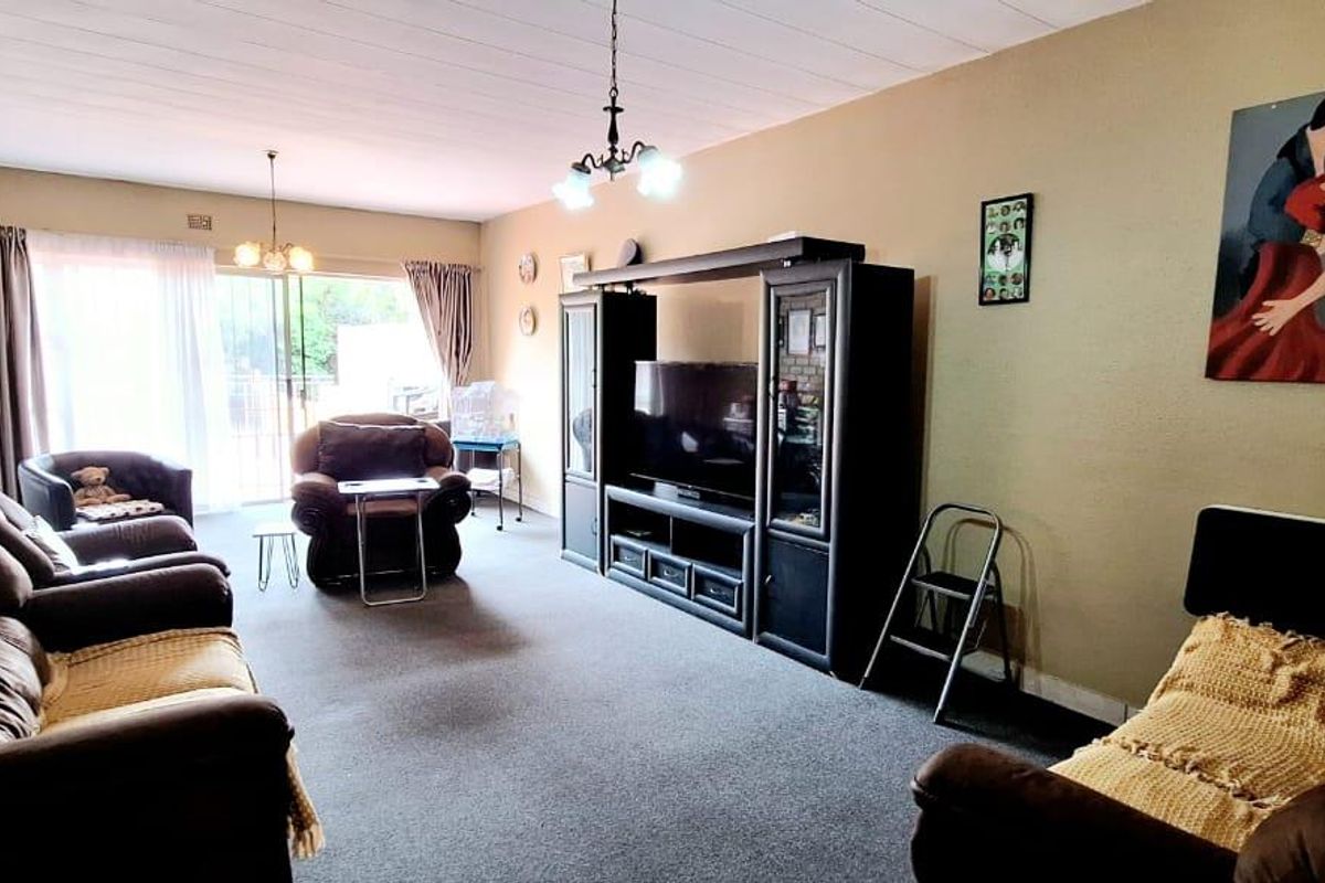 3 Bedroom Unit in South Crest with Spacious Outside Patio & Garden area - Photo 5