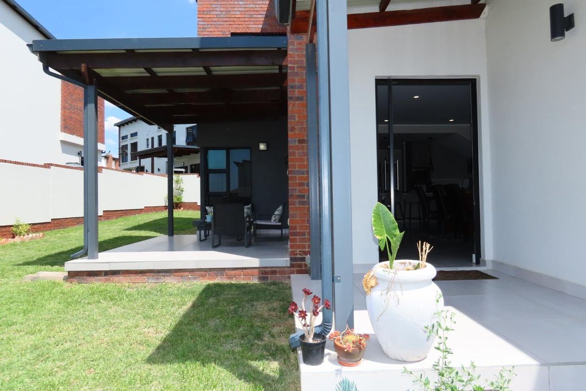 Luxury 3BR, 2.5BA Gem - Photo 3