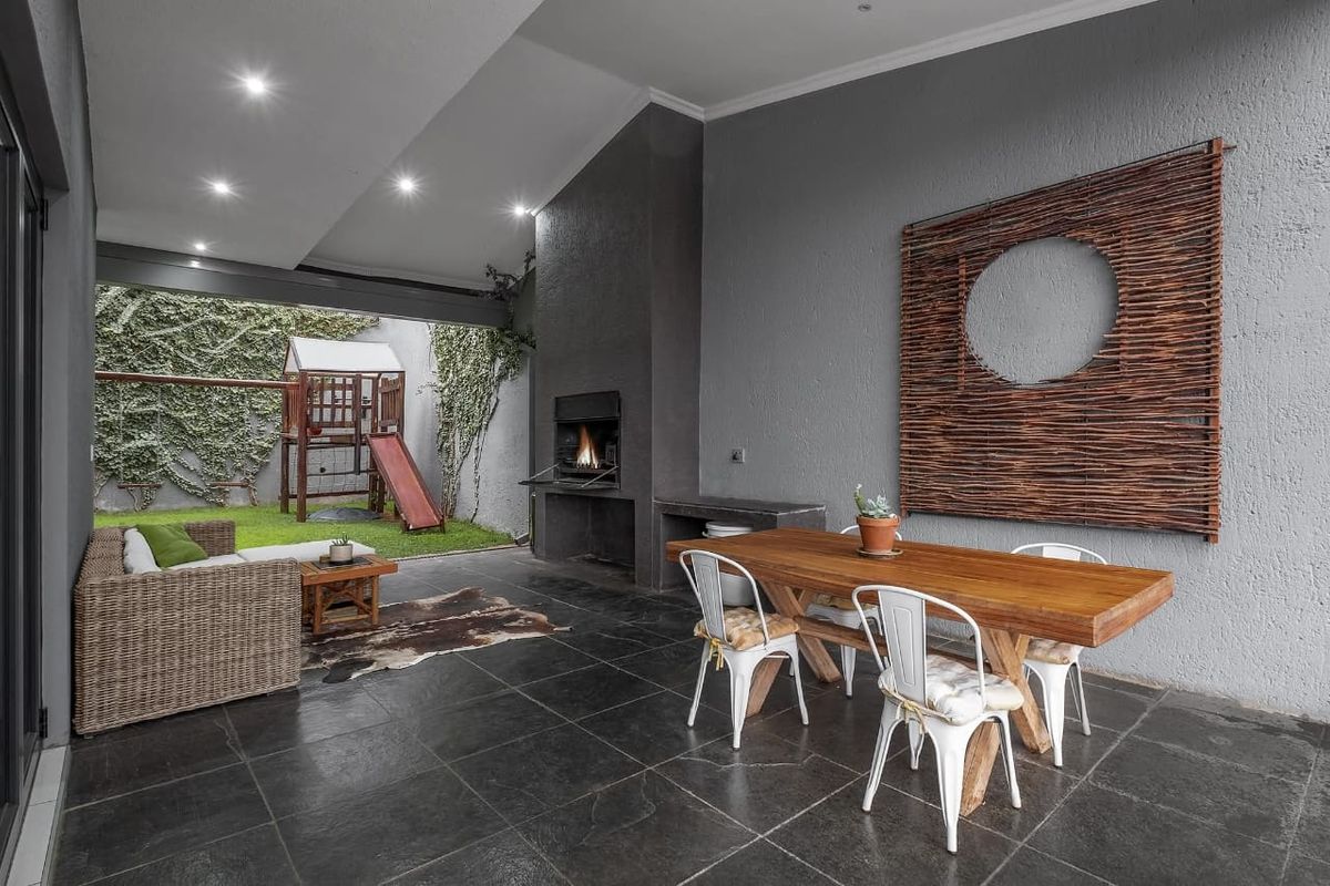 Contemporary Executive Retreat in Auasblick – Nature Views & Pool (House to Rent N$ 40 000) - Photo 3