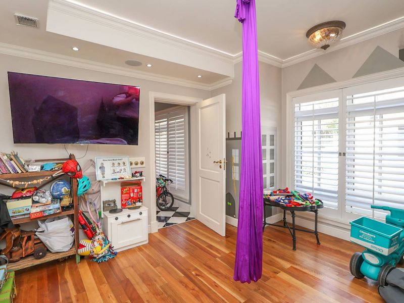 Extraordinary Estate Residence Offering Exceptional Space, Luxury and Versatility - Photo 8
